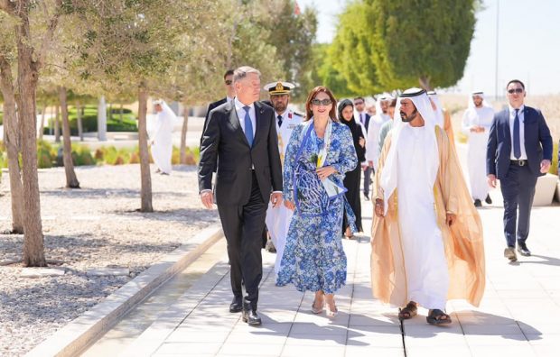 Cât costă eșarfa purtată de Carmen Iohannis în Abu Dhabi. Prima-doamnă e atentă la detalii