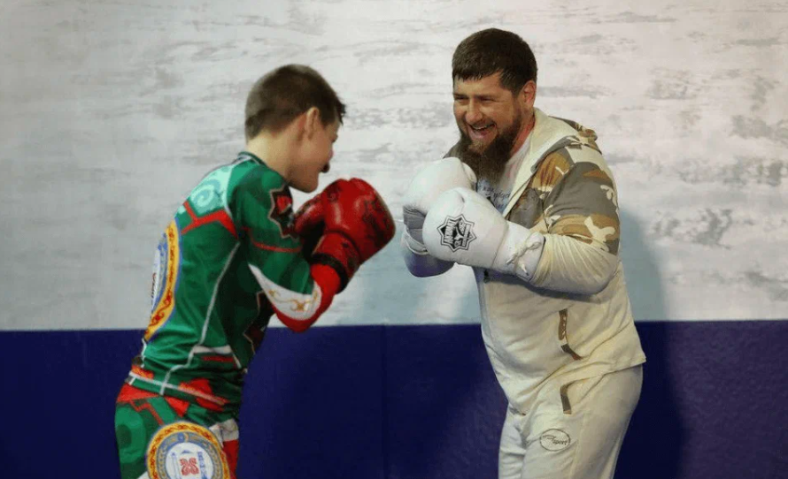 Zi de sărbătoare la Groznîi: se însoară fiul lui Ramzan Kadîrov. Cei care fac acest pas odată cu Ahmat primesc un sprijin de căsătorie, anunță presa de stat