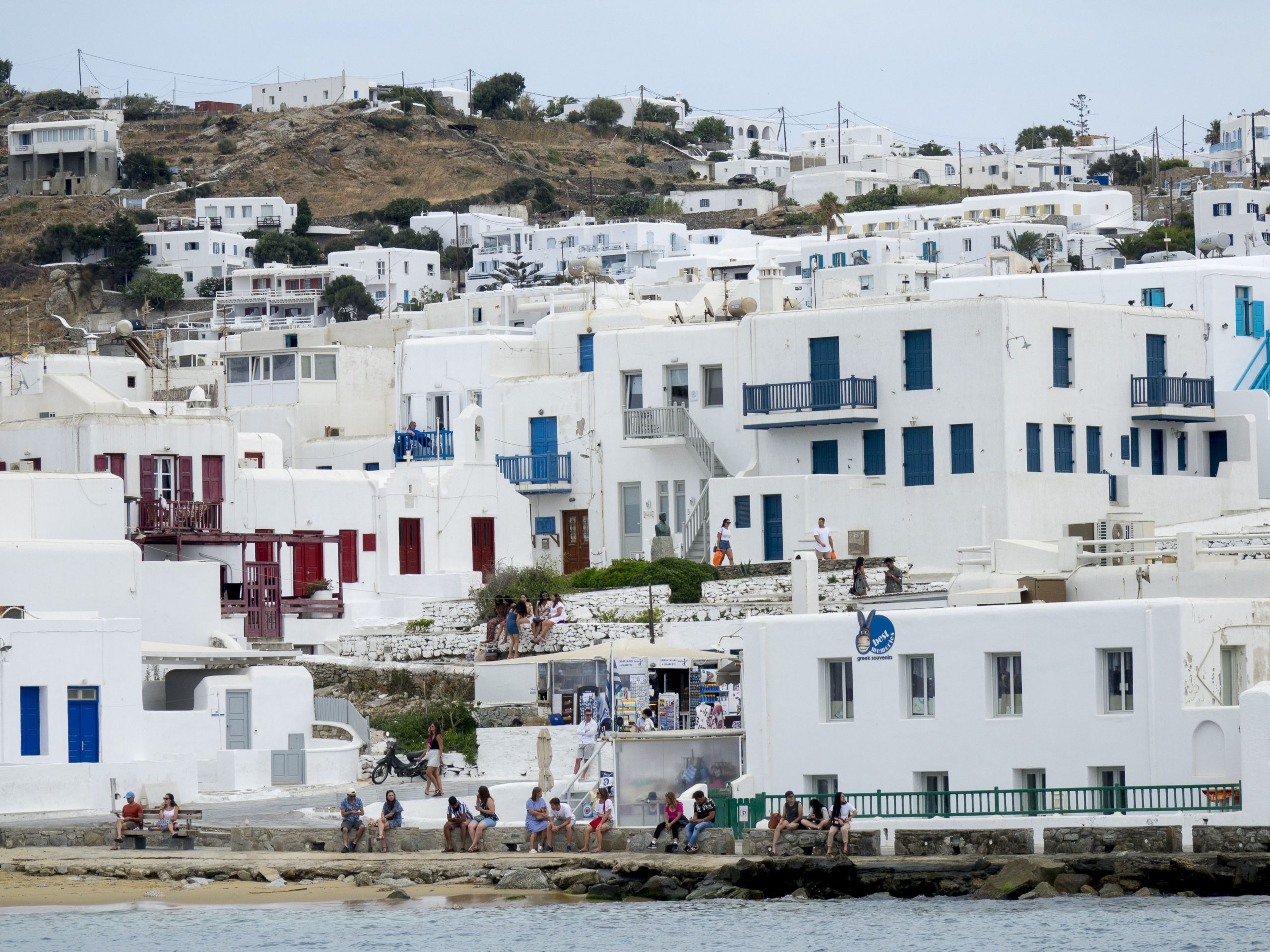 Οι προσπάθειες για τη διατήρηση του ελληνικού νησιού της Μυκόνου έχουν κλιμακωθεί σε βία.  Βάναυσα χτυπημένος Αρχαιολόγος