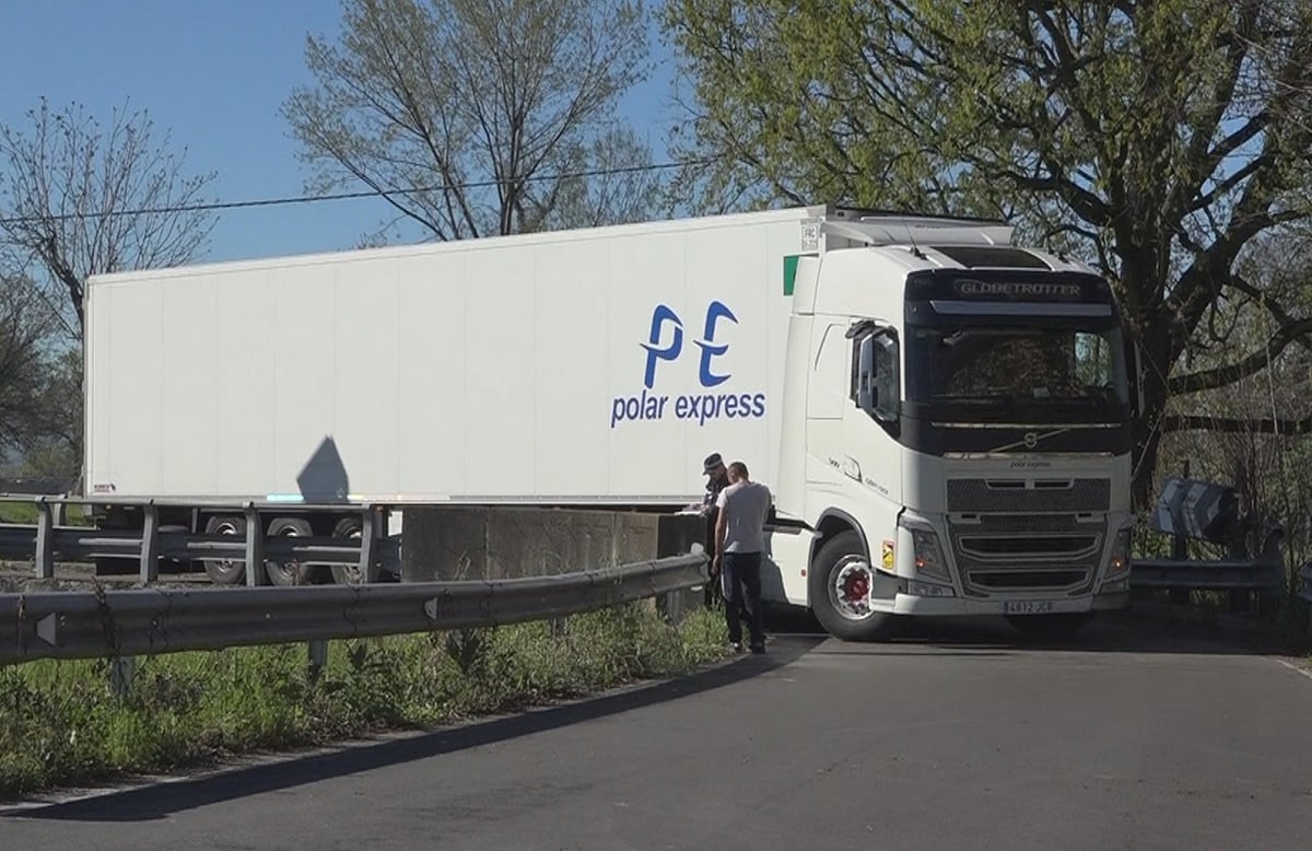 Un camionista rumeno è stato multato di 87 euro in Italia dopo aver bloccato il camion su un ponte.  Pagherà e Ch