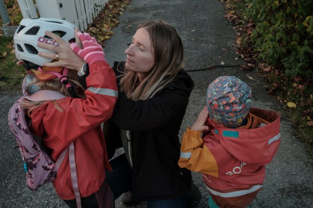O familie de cercetători români, despre viața în Suedia: „O profesoară m-a rugat să o ajut cu documentarea. Mi-a spus că-mi dă 1.000 de euro pe lună. Am simțit cum cad de pe scaun. În România, studenții fac asta gratis pentru profesori”
