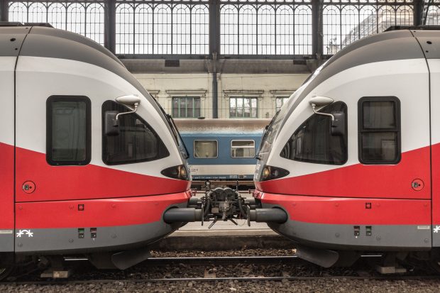 FOTO. A fost lovit în plin de un tren, dar bărbatul a ieșit viu din epavă: „E de necrezut așa ceva”