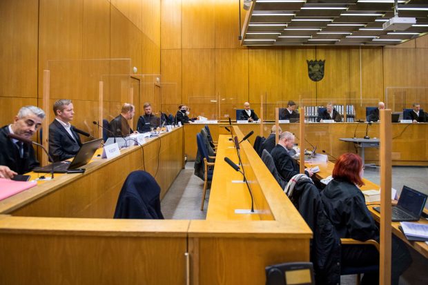 Proprietarul unei clădiri din Germania și-a câștigat în instanță dreptul de a face plajă complet dezbrăcat, în ciuda plângerilor chiriașilor