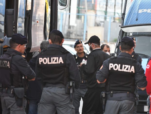 Români lăsați cu bagajele în drum, după ce șoferul microbuzului cu care călătoreau a fost arestat în Italia
