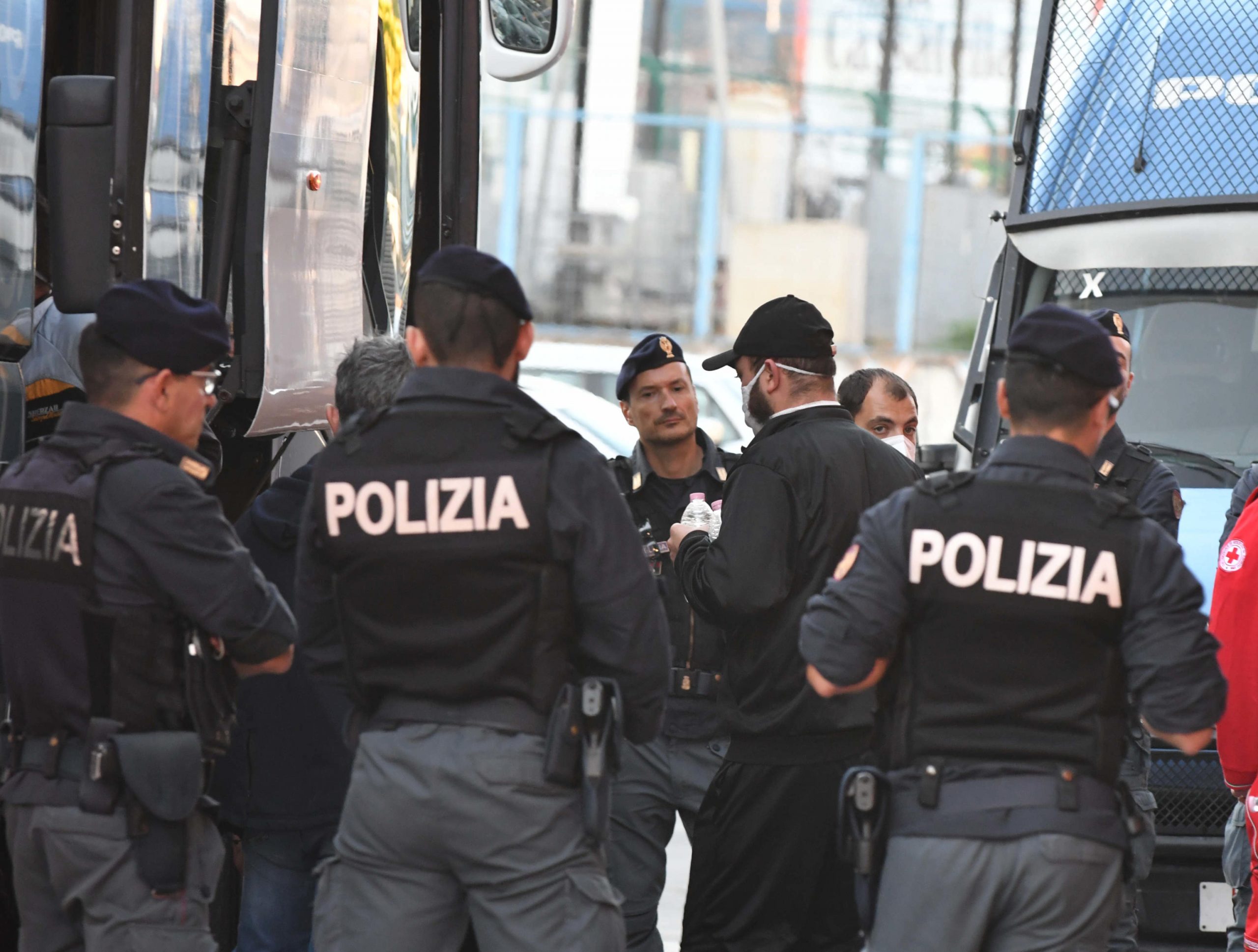 Rumeni partiti con i loro bagagli sulla strada, dopo l’arresto dell’autista del minibus con cui viaggiavano