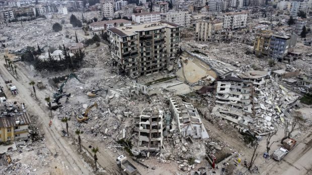 Specialist în construcții din Turcia: clădirile care au căzut la cutremur au fost ridicate cu fier ieftin din Siria
