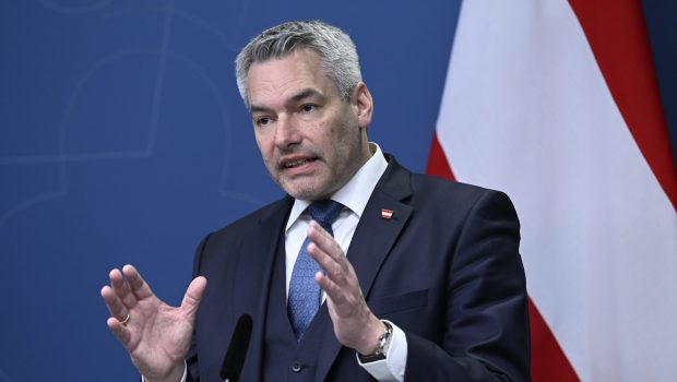 Cancelarul Austriei, criticat dur după ce a zburat în Africa într-un avion privat cu 160 de locuri. Cât a costat