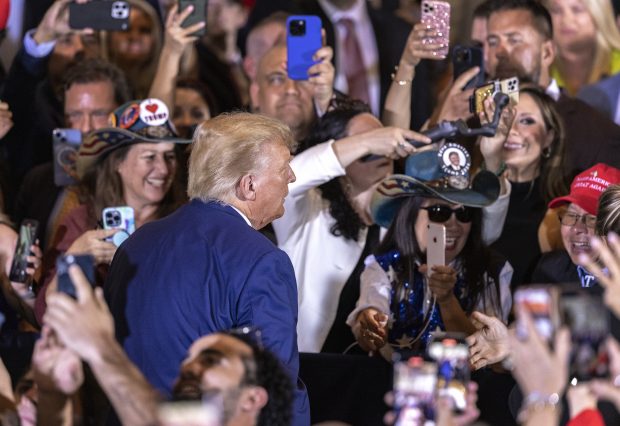 Trump e în centrul atenției și îl eclipsează pe Biden, înainte de alegerile cruciale din 2024. Casa Albă crede că acest lucru este benefic