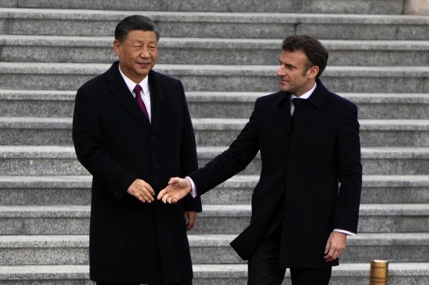 Apelul lui Macron către Xi Jinping, în timpul vizitei la Beijing: „Știu că pot conta pe tine pentru a aduce Rusia înapoi la rațiune”