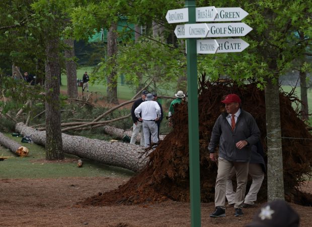 Imagini dramatice din timpul unui turneu de golf. Spectatorii au scăpat miraculos după ce trei copaci s-au prăbușit