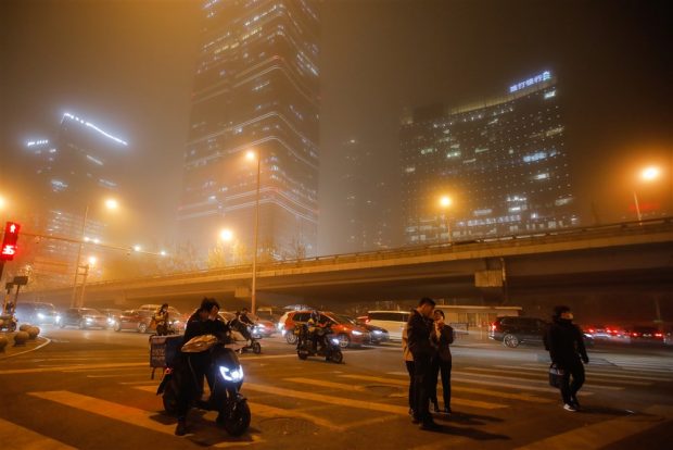 Furtună puternică de nisip peste Beijing și nord-estul Chinei. Oamenii, ținuți în case din cauza poluării