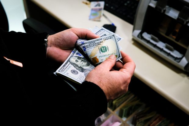 Un bărbat a aruncat din mașină teancuri de 100 de dolari pe o autostradă din SUA. „Se circula bară la bară pe câțiva kilometri”