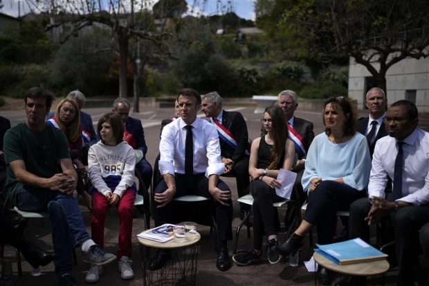 Macron le promite profesorilor creșterea salariilor cu o sumă „între 100 şi 230 de euro pe lună”, după protestele care au paralizat Franța