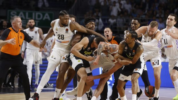 Meciul de baschet Real Madrid – Partizan Belgrad, din Euroliga de baschet, abandonat după o bătaie generală: „Ar trebui să meargă la închisoare”