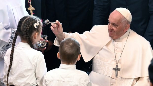 Papa Francisc s-a întâlnit cu refugiații ucraineni din Ungaria. Pontiful ține un discurs în Laszlo Papp Arena