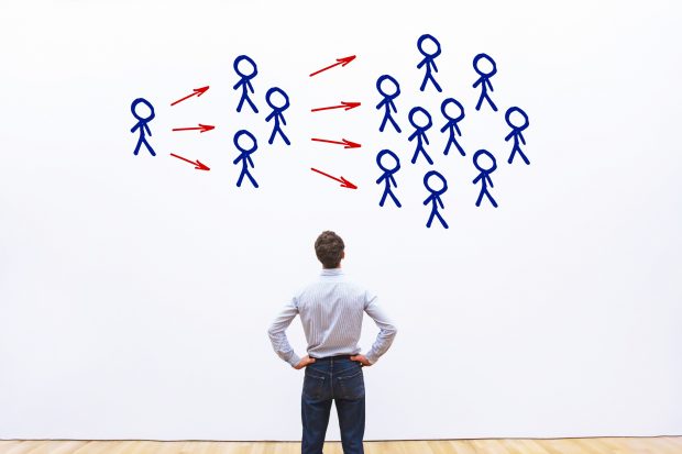 Agora digitală între normalitatea civică și manipulare. De ce e important să facem deosebirea între liderii de opinie și „influensării” remunerați 