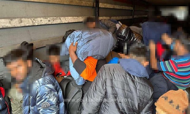 137 de migranți care au încercat să treacă ilegal frontiera cu Ungaria, prinși ascunși în TIR-uri la Arad