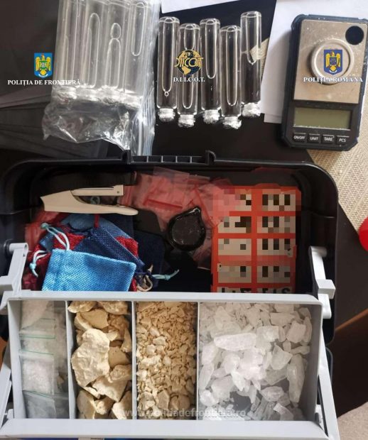 Un român a fost prins pe Aeroportul Otopeni cu droguri în bagajul de cală