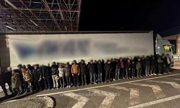 Peste 100 de migranți ascunși în două TIR-uri au fost prinși de polițiștii de frontieră în timp ce încercau să iasă din România prin vama Nădlac II