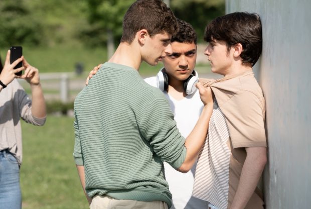 Adolescent din Blaj trimis în judecată după ce a fost pus ”arbitru” la o bătaie de stradă între doi copii