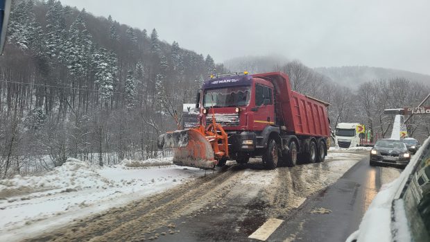 Trafic blocat pe DN 1 și DN 73A, din cauza zăpezii. S-au format coloane de kilometri