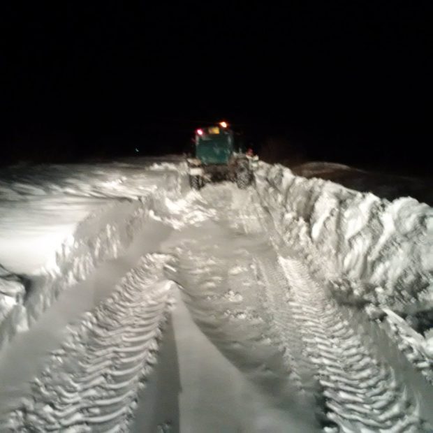 Mai multe mașini și microbuze sunt blocate pe un drum din Vaslui, unde zăpada măsoară 80 de centimetri. Pompierii intervin cu dificultate din cauza condițiilor meteo extreme