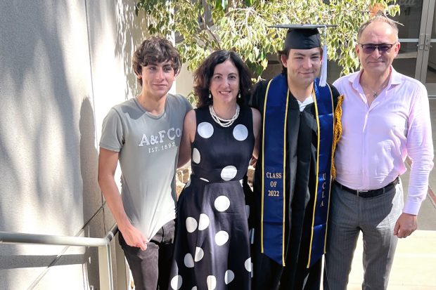 ROMÂNI COMPETENȚI. Acasă, în California, la doctorul român cu cea mai importantă funcție în școala de medicină americană: „Au trecut mulți ani până n-am mai avut coșmaruri cu minerii veniți în București!”