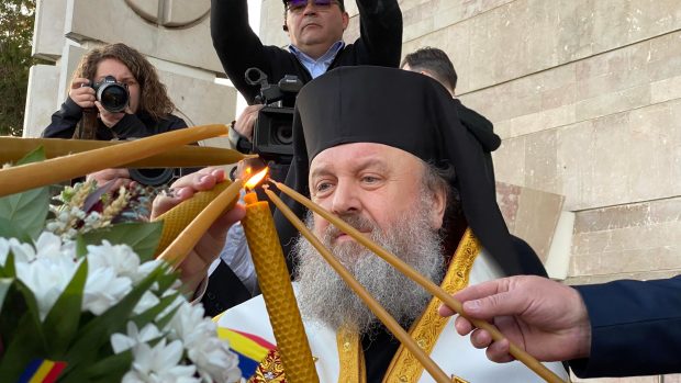 Lumina Sfântă de la Ierusalim a ajuns în România, cu avionul. Ceremonie de primire la Patriarhie