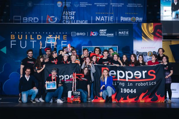 Elevele din Iași care merg la cea mai mare competiție de robotică din lume: „Avem în echipă fete care lucrează pe mecanică, fete care învață programare”