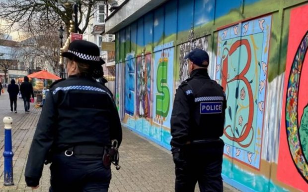 Două orașe britanice, „terorizate” de atacatori care aruncă în oameni cu roșii și cu mere. Poliția cere ajutorul locuitorilor