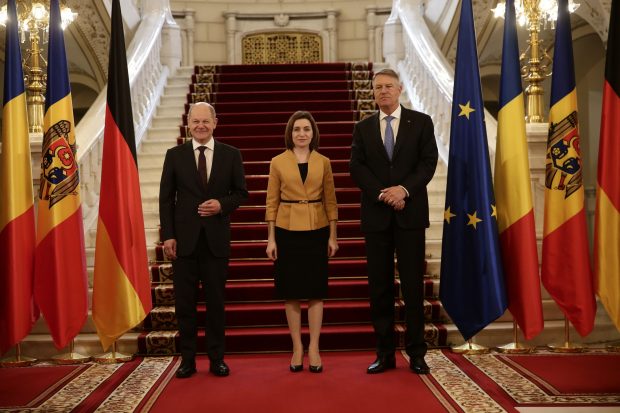 Întrevedere la București între Klaus Iohannis, Maia Sandu și Olaf Scholz. „Republica Moldova este supusă unor presiune hibride sistematice”