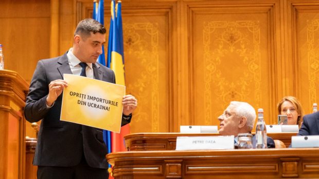 Circ la moţiunea simplă împotriva ministrului agriculturii. Petre Daea a venit cu un jurnal, deputaţii AUR au afișat cu pancarte în plen
