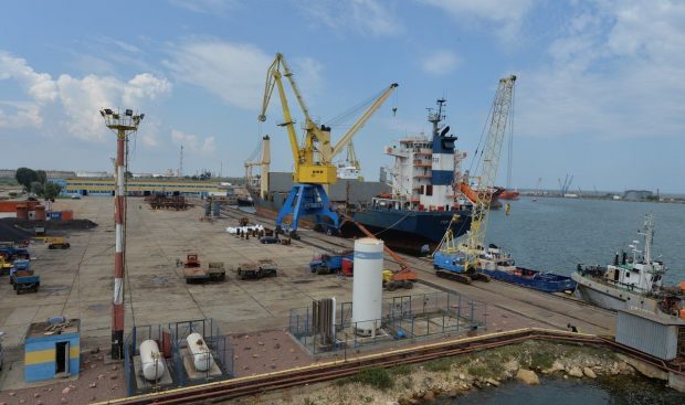 Explozie la o navă din Şantierul Naval Midia. Trei persoane au fost rănite