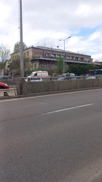 O șoferiță a intrat într-o mașină parcată și s-a răsturnat, la intrarea în București. Femeia a fost transportată la Spitalul Elias