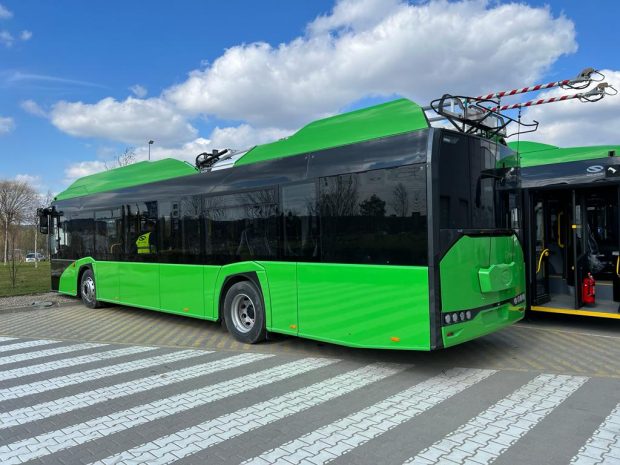Când vor ajunge în București cele 100 de troleibuze noi cumpărate de la Solaris. Anunțul făcut de Nicușor Dan