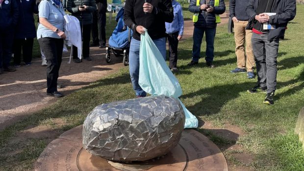 „Ce-i cu piatra asta care seamănă cu un cartof copt?”. Protest într-un oraș galez, după ce autoritățile au dat 6.700 de euro pe „o operă de artă”