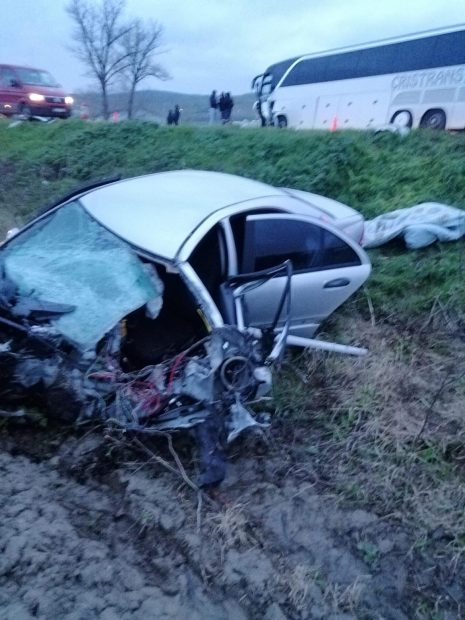 Accident grav în Vaslui. Un șofer a adormit la volan și a intrat cu mașina într-un autocar în care se aflau 33 de pasageri
