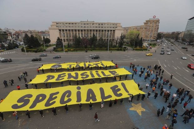 Protest în Piaţa Victoriei: „Tăiaţi pensiile speciale”