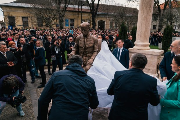 Scandal pe o inscripție în maghiară din Carei. Ministerul Culturii cere demolarea statuii unui poet maghiar, inaugurată de președinta Ungariei și Kelemen Hunor