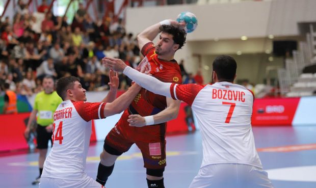 România a pierdut în fața Austriei, într-un joc urmărit de miniștrii de interne din cele două țări, și tremură pentru calificarea la primul European de handbal, după 28 de ani