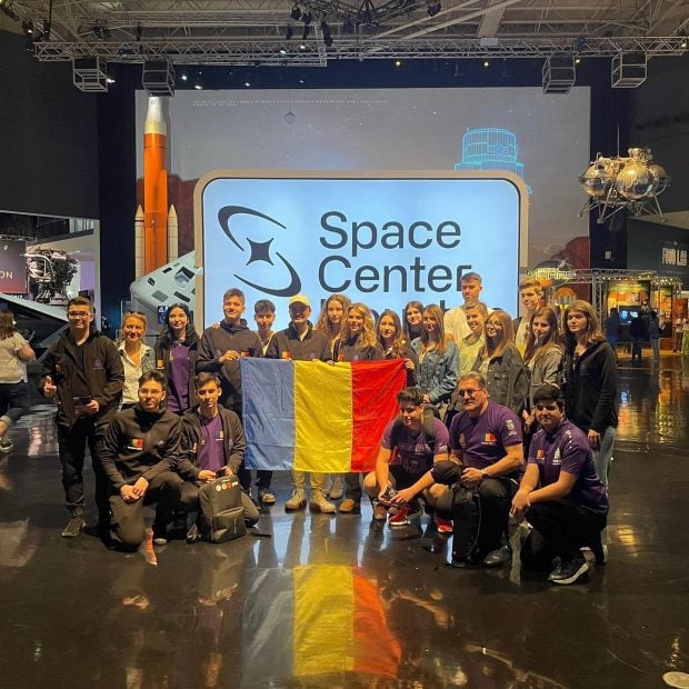 România își apără titlul la campionatul mondial de robotică din SUA. Șocul cultural al elevilor când au aterizat la Houston