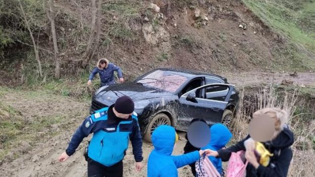 Șoferul unui bolid de lux, dus de GPS pe un drum forestier, în Buzău, unde a rămas blocat în noroi. Familia cu trei copii, salvată de jandarmi