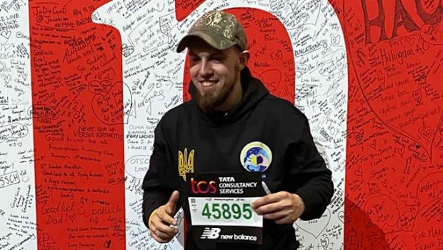 Un soldat ucrainean care și-a pierdut piciorul în râzboi a concurat la Maratonul de la Londra: „Amputarea nu este o sentință, o proteză nu este o limitare”