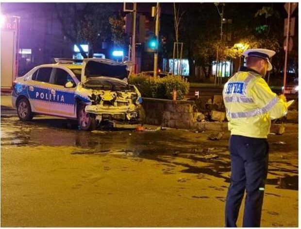 Mașină a poliției implicată într-un accident în București. Patru persoane au ajuns la spital