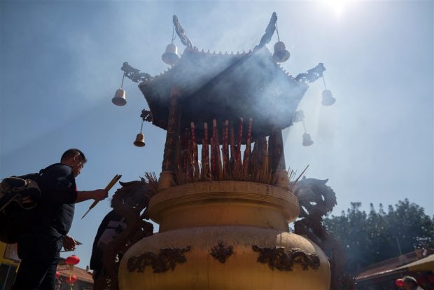 Tinerii chinezi fără locuri de muncă își caută consolarea în temple. Cozile se întind pe sute de metri