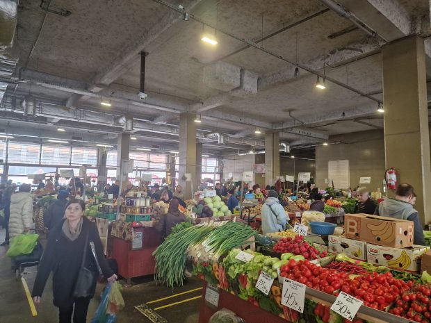 FOTO. Cât costă roșia românească în Piața Obor: bate prețul kilogramului de miel, dar există și o alternativă