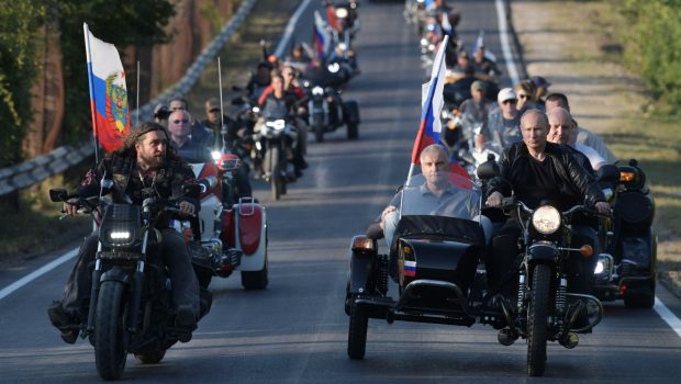 „Lupii nopții”, motocicliștii ultranaționaliști prieteni cu Vladimir Putin, au plecat într-un „raliu patriotic” de la Moscova spre Berlin