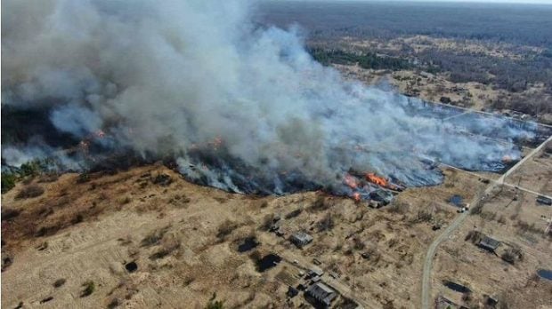Un incendiu de proporții a devastat un sat din Rusia. Peste 90 de case au fost cuprinse de flăcări