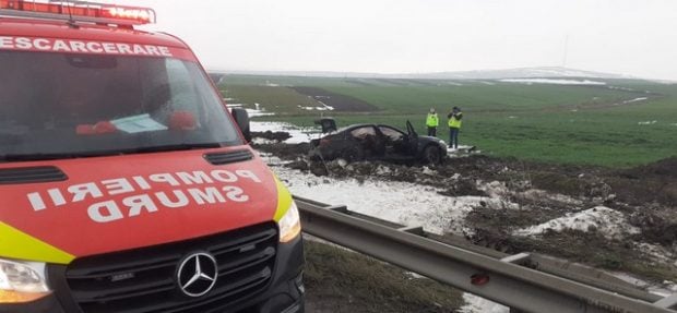 Un tânăr de 20 de ani a murit și alți patru au fost răniți, după ce mașina în care se aflau s-a răsturnat în apropiere de Suceava