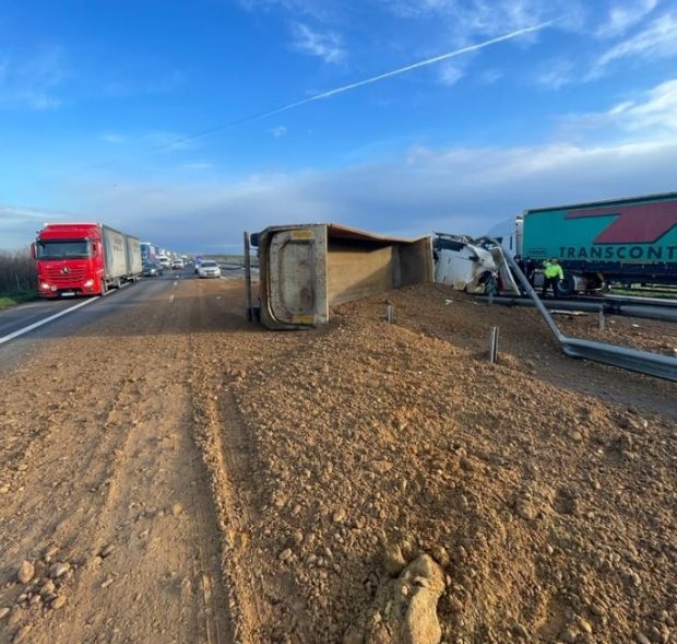 Circulaţie blocată pe Autostrada Bucureşti – Piteşti, după ce un TIR cu nisip s-a răsturnat